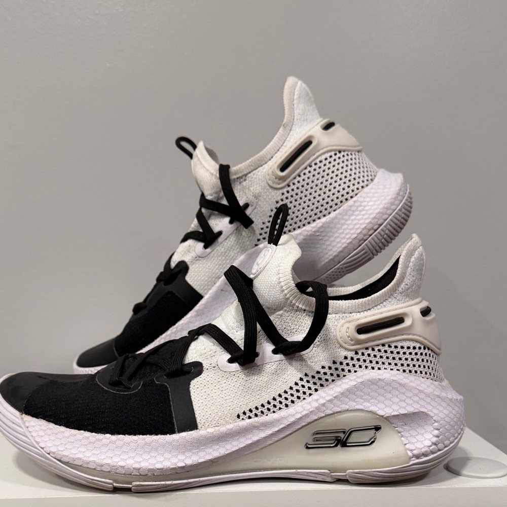 Under Armour Steph Curry Black and White Athletic Sneakers SZ-5 Youth